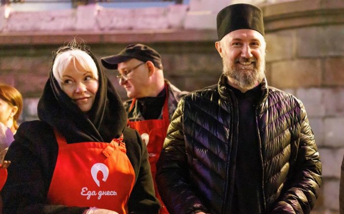 Раздача куличей бездомным